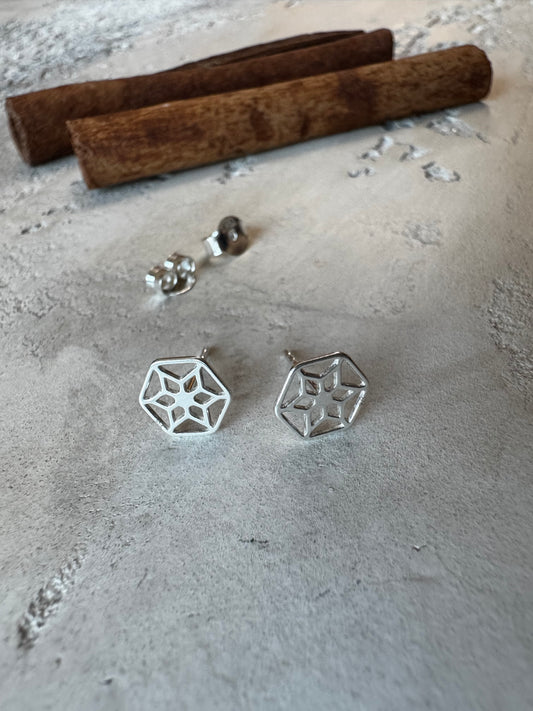 Cercei din argint cu motiv hexagonal – Echilibru și armonie