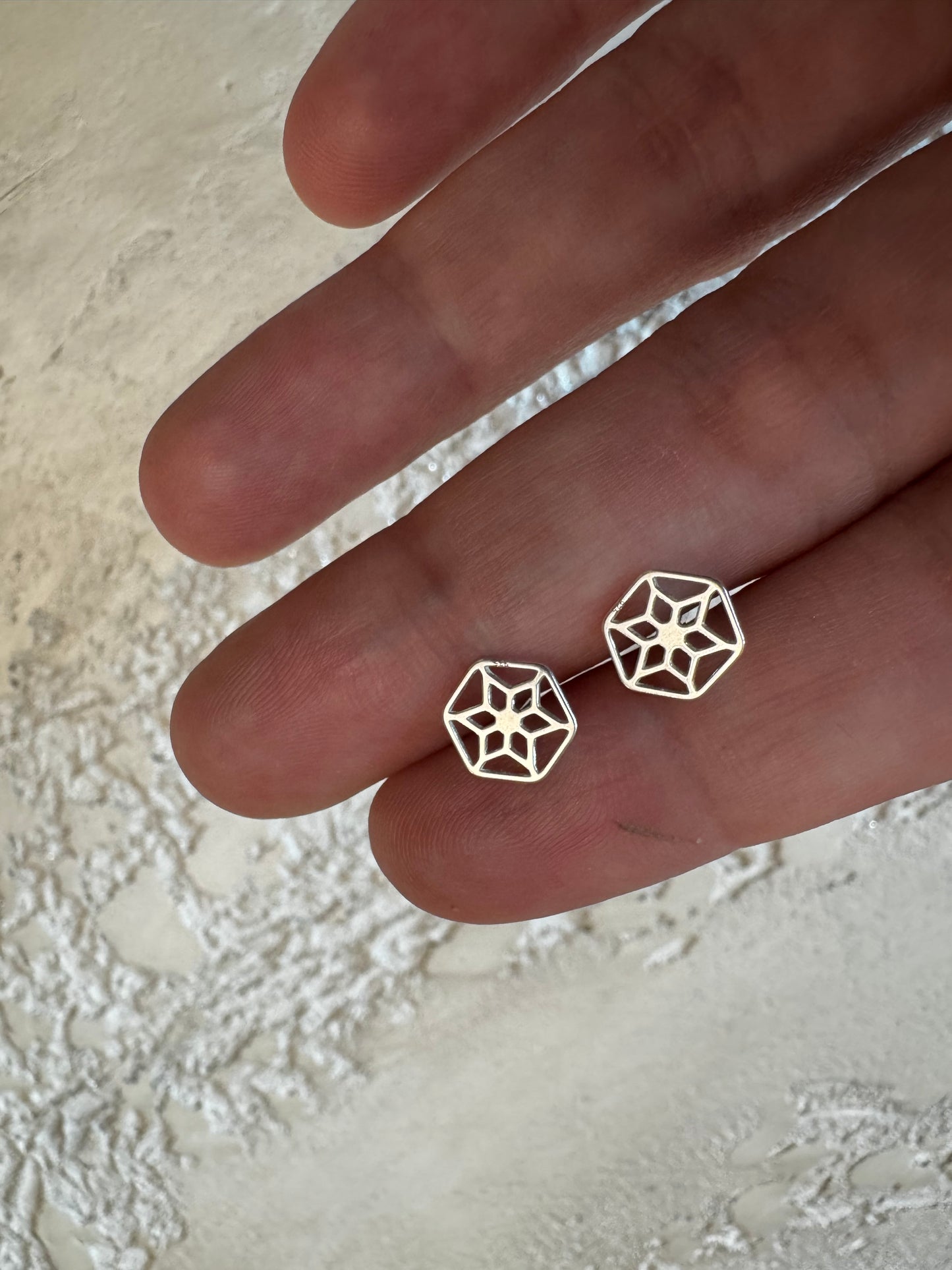 Cercei din argint cu motiv hexagonal – Echilibru și armonie