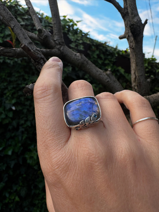 Labradoritul – piatra magiei interioare și a curajului de a fi tu