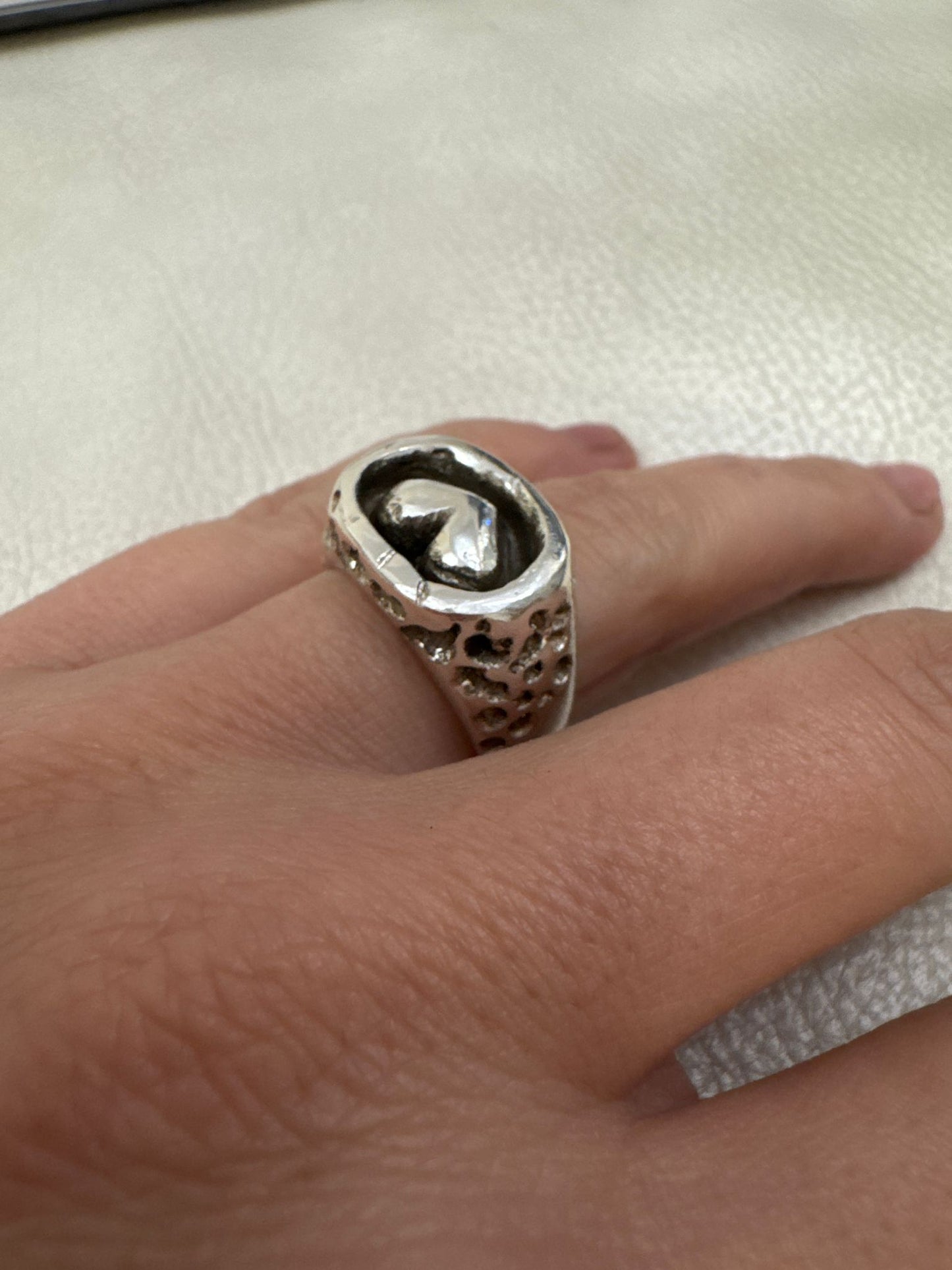 Inel signet masiv din argint 925 sculptat – „Inima Forjată”
